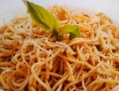 Espaguetis al pesto con aromas de cítricos