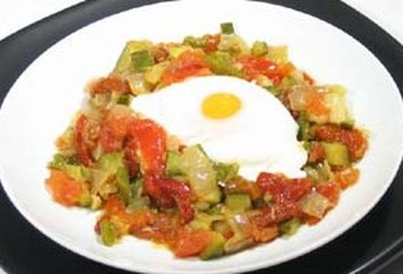 Pisto con patatas y huevos poché