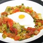 Pisto con patatas y huevos poché